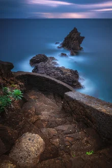 Fotokunst von Jean Claude Castor: Küstenlandschaft bei Sonnenaufgang auf Madeira