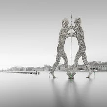 Photo art by Ronny Behnert: stylish capture of the Molecule Men in Berlin