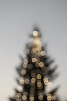 Fotokunst: Leuchtender Weihnachtsbaum in sanften Farben, vermittelt festliche Stimmung.