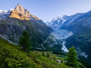 Fotokunst von Peter Wey: Zinal bei Sonnenuntergang im Wallis, sanfte Farben und ruhige Stimmung.