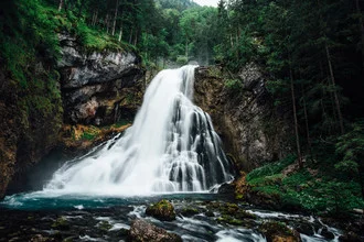 Fotokunst von Peter Wey: ruhiger Gollinger Wasserfall inmitten des Waldes