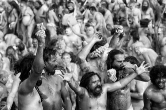 Buntes Fotokunst-Motiv: Menschen bei einer lebhaften Kumbh Mela in Indien.