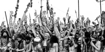 Fotokunst von Jagdev Singh: Naga Sadhus in einem kraftvollen Moment bei Kumbh Mela