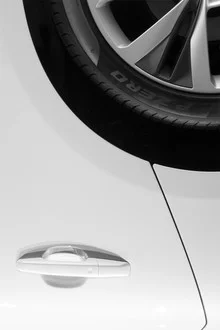 Fotokunst von Studio Na.hili: Detailaufnahme eines minimalistischen Reifen Designs