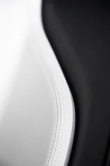 Wunderschöne Fotokunst mit sanften Kurven und minimalistischen Details