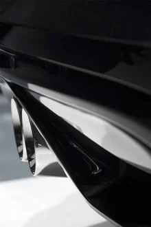 Detailaufnahme eines Auspuffs mit elegantem Chrom-Finish, ruhige und stilvolle Stimmung.