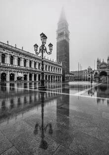 Fotokunst von Anke Butawitsch: Campanile mit stimmungsvoller Spiegelung in Venedig