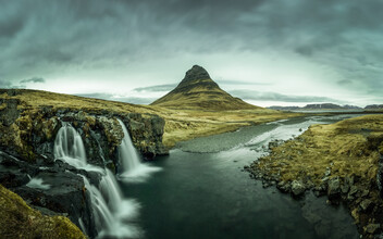 Franz Sussbauer, Kirkjufell mit bewölktem Himmel - Island, Europa)