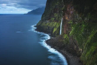 Fotokunst von Jean Claude Castor: Wasserfall in Madeira mit grünen Klippen