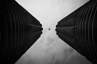 Zwei Wolkenkratzer vor einem bewölkten Himmel, in Schwarz-Weiß fotografiert