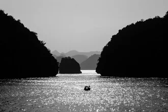 Fotografie von Darius Ortmann: ruhige Ha-Long-Bucht mit Boot und Inseln im Hintergrund