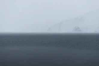 Wandbild: Morgennebel schwebt über dem ruhigen See in Xinjiang