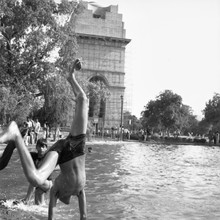 Shantala Fels, Handstand vorm India Gate - Indien, Asien)