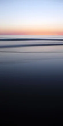 Photo by Steffi Louis: gentle waves and a calming sunset over the sea