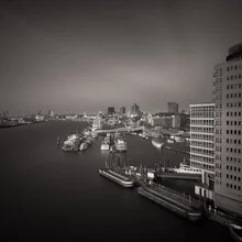 Fotokunst von Dennis Wehrmann: Blick auf den Hafen Hamburg von der Elbphilharmonie Plaza