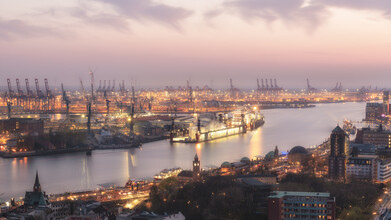 Dennis Wehrmann, Panoramic night view Hamburg harbour - Germany, Europe)