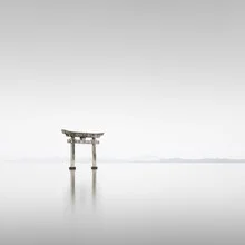 Fotokunst von Ronny Behnert: Torii im Wasser, sanfte Farben und ruhige Atmosphäre