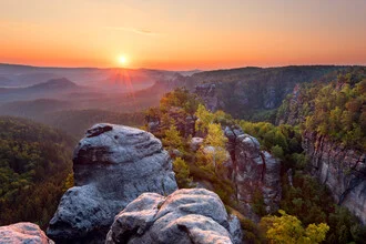 Fotokunst von Dave Derbis: Sonnenaufgang über den rauen Gipfeln der Sächsischen Schweiz