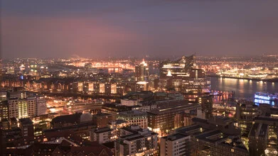 Night panorama over Hamburg's harbor with the Elbphilharmonie in the background.