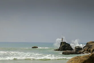 Fotokunst von Anke Dörschlen: Fischer am Indischen Ozean mit Felsen und Strand.