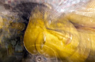 Fotokunst von Victoria Knobloch: Buddha, umgeben von einem ruhigen, klaren Ambiente in Sri Lanka.