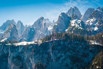 Fotokunst: Berggipfel im Gosautal unter blauem Himmel, sanfte Wolken schweben darüber