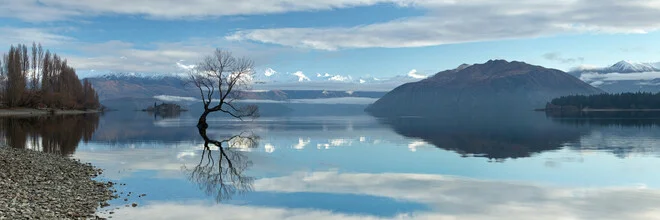 Fotokunst von Sebastian Warneke: ruhige Szenerie am Lake Wanaka mit Bergen im Hintergrund