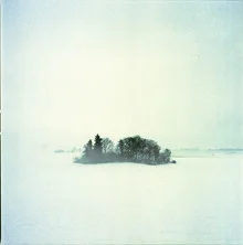 Schneebedeckter Baum in winterlicher Landschaft von Benjamin Pause