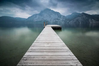 Fotokunst von Martin Wasilewski: Steg am Traunsee bei Sonnenuntergang