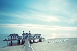 Photo art featuring the Sellin beach, gentle waves, and a clear blue sky.