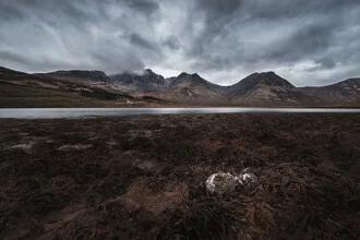 Dunkles Foto von Felix Baab: Regen und Wolken über einem ruhigen Meer