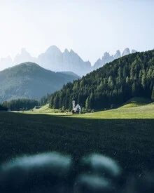 Fotokunst von Daniel Schumacher: friedliche Kirche in den Dolomiten mit Bergen im Hintergrund