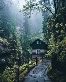 Fotokunst von Daniel Schumacher: Holzhaus in einer malerischen Klamm mit Nebel