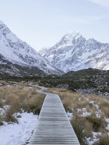 Fotokunst von Frida Berg: verschneite Berge im Hooker Valley mit klarem Himmel