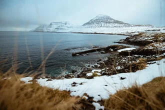 Fotokunst von Fabian Wanisch: Blick auf die schneebedeckten Berge und das ruhige Meer