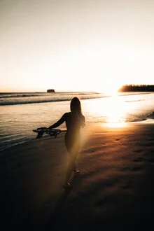 Fotokunst von Stefan Sträter: Surfermädchen beim Sonnenuntergang in Nicaragua