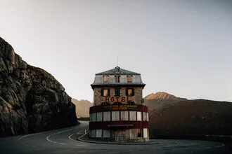 Fotokunst von Stefan Sträter: Hotel Belvedere umgeben von majestätischen Bergen in der Schweiz.