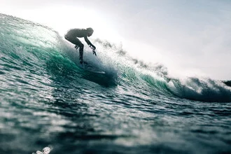 Fotokunst von Stefan Sträter: Surfer fängt die Welle im Pazifik