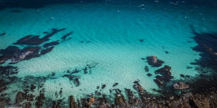 Fotokunst von Andreas Adams: Türkises Wasser am Strand von Australien