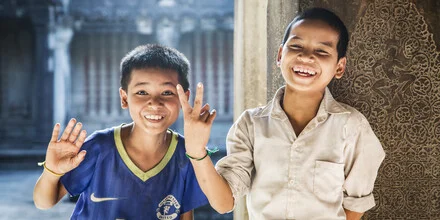 Photo art by Andreas Adams: friendly people in front of a Cambodian temple