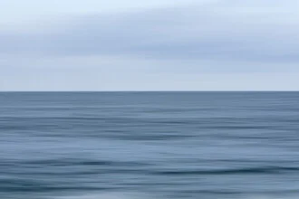 Fotokunst von Jagdev Singh: ruhige Meereslandschaft mit sanften Wellen