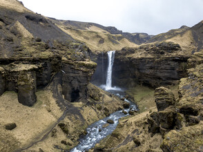 Marvin Kronsbein, Märchenhafter Wasserfall - Island, Europa)
