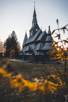 Stabkirche in Goslar mit Holzstruktur und sanftem Licht, friedliche Atmosphäre.