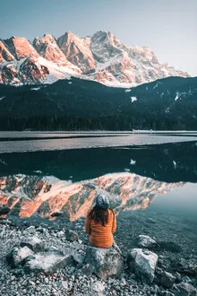Fotokunst von Christian Becker: ruhige Eibsee Landschaft mit Zugspitze im Hintergrund