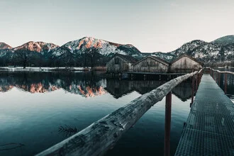 Ruhevoller Kochelsee mit sanften Wellen und grüner Uferlandschaft