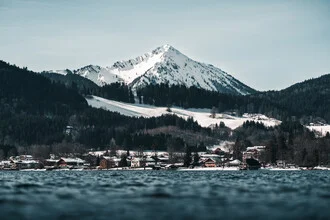 Fotokunst von Christian Becker: ruhiger Blick vom Ufer des Tegernsees auf die Berge.