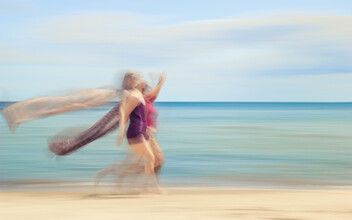Holger Nimtz, two women on beach V