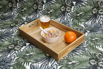 Fotokunst von Loulou von Glup: fröhliches Frühstück mit Bier und bunten Mustern