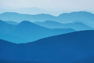 Photo art by Christian Hartmann: gentle color gradient over blue mountains