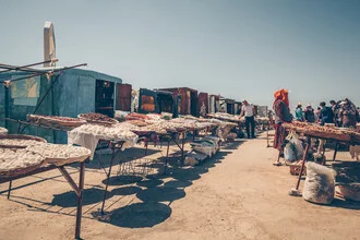 Fotokunst von Eva Stadler: Marktleben an der Straße in Usbekistan.
